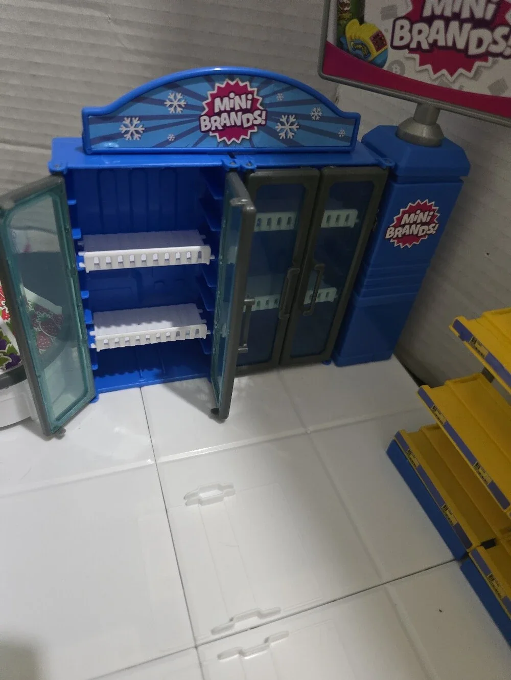 Mini Brands! Series 4 Mini Mart! Pretend Building Toy Grocery Store ZURU brand
